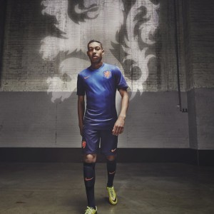 体育竞猜网站-王者归来！JackeyLove惊险取胜引爆切尔西主场沸腾，王者归来！JackeyLove切尔西主场惊险夺冠引爆沸腾